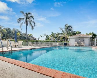 Ocean Oasis with Coastal Charm, Gated Community & Pool, Minutes to the Beach! - Bonita Springs - Pool