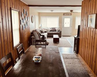 Lakehouse With Pontoon, Deck, Firepit, Paddle Boards, Grill & More Included!! - Valparaiso - Wohnzimmer