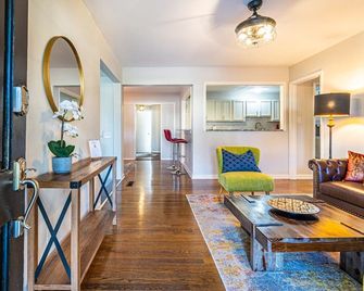 Fully Stocked And Spacious2 Master Bdrmslocation, Comfort, Luxury - Huntsville - Living room