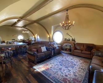 Full-sized Hobbit House. Fantasy setting with modern comforts - Preston - Living room