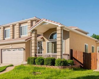 Very nice 4-bedroom house. Five minutes from Denver international airport - Denver - Building