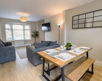 'Station House' Cosy Renovated Family-Friendly Home in Runcorn, Cheshire - Train Station Liverpool Chester Links, Brindley Theatre - Runcorn - Living room