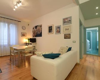 Lovely apartment in Piazza delle Erbe, 2 bedrooms in the heart of Padova - Padua - Living room