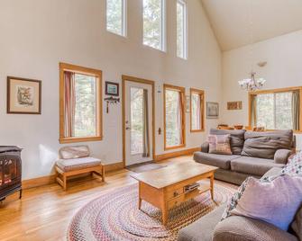 Wildwood Cabin - Brightwood - Living room