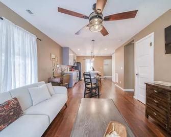 Cozy Cottage in Historic Saint James - St James - Living room