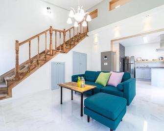 Pohang Ohdoheal Poolvilla - Pohang - Living room