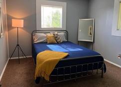 600 House - West Lafayette - Bedroom