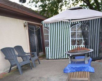 A cozy home for traveling professionals in need of a medium-term stay. - Westerville - Innenhof