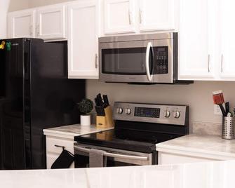 Modern & Spacious Townhome in University Area - Huntersville - Kitchen