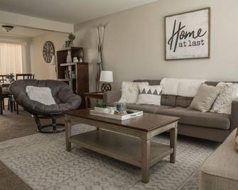 Nature lovers enjoy mountains & cozy home retreat - Kearns - Living room