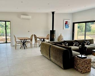Suite Avec spa de Nage Située à 45km du Mans - Solesmes - Sala de estar