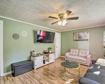 Dog-Friendly Fayetteville Home with Hot Tub! - Fayetteville - Huiskamer
