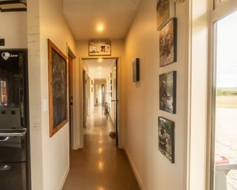 Raspberry Hut, Huge Spaces & Panoramic Views - Twizel - Hallway