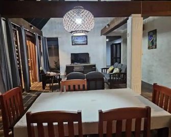 Villa Serenity welcomes you - Pacific Harbor - Eetruimte