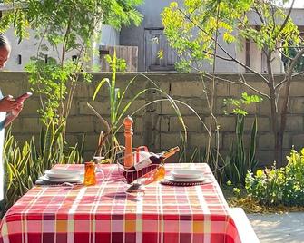 Choose a family vacation rental in Morondava! - Morondava - Patio