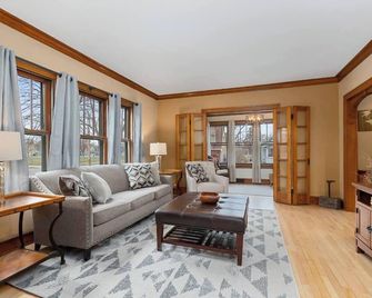 Walk to Lawrence and Downtown! Ping-pong & Darts - Appleton - Living room