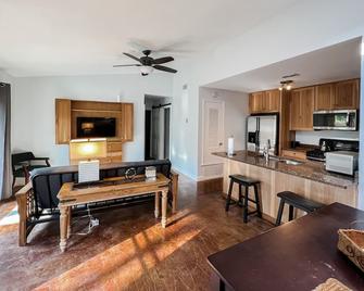 Home away from home triplex two bedroom with office - Austin - Ristorante