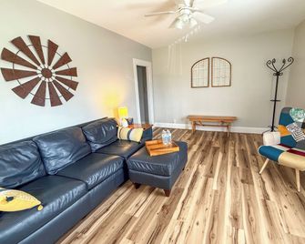 Peaceful Franklin Cottage about 1 Mi to Downtown! - Franklin - Вітальня