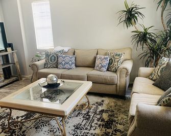 Nice, & cool 4- bedroom home to enjoy a stay and relax in. - Coachella - Living room