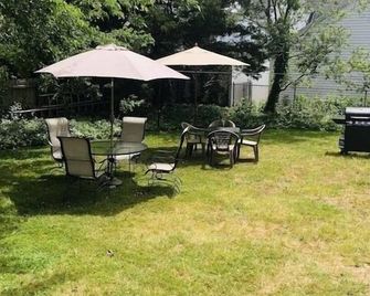 Beach Cottage Newly Renovated. Walking distance to the beach. - Wildwood Crest - Patio