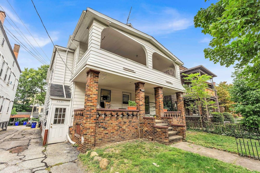 Quaint 2 Bedrooms in Historic Little Italy - קליבלנד - בניין