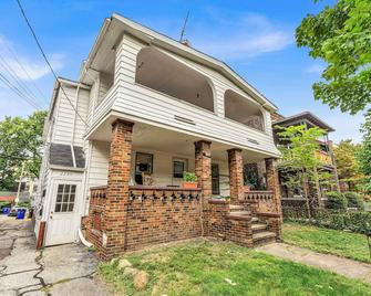 Quaint 2 Bedrooms in Historic Little Italy - Cleveland - Edificio