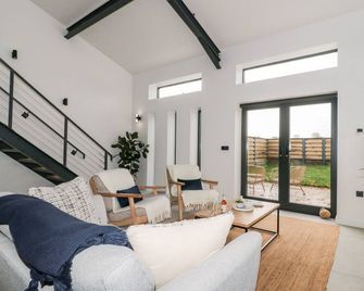 Linden Barn, Pet Friendly, Luxury Holiday Cottage In Wincanton - Wincanton - Living room