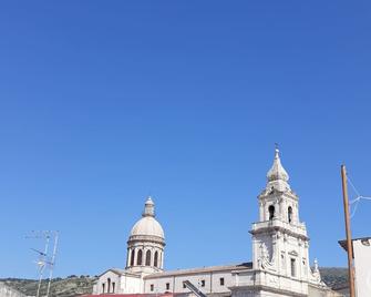 Antares - Comiso - Edificio