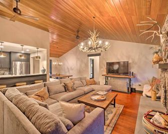 Riverfront Lincoln Condo 1 Mi to Loon Mountain! - Lincoln - Living room