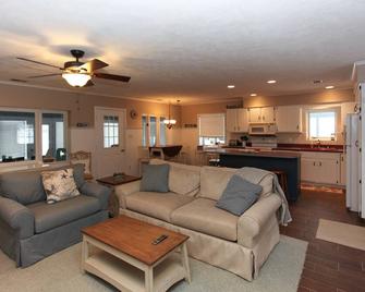 The Sand Box On Hutchin's Lake - Fennville - Living room