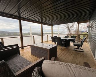 RiverSuite1 - A mesmerizing river and bridge view. - Russell - Balcony