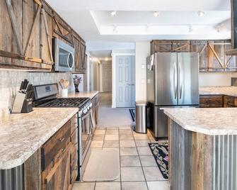 Jackson Hole 2 Bed 2 Bath plus office w/ murphy bed and Great Views. - Wilson - Kitchen