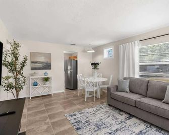 Cozy 2 Bedroom home, Dade City! #1 - Dade City - Living room