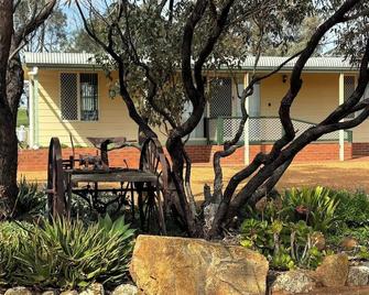 Tranquil and scenic family friendly 2 bedroom Cottage & Farm Stay near York WA - York - Patio