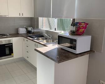 Cozy 3BR Townhouse in Liverpool CBD with parking - Liverpool - Kitchen