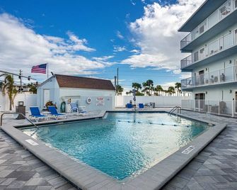 Stunning Ocean Views STEPS from the Beach with Pool! Fabulous 4th Floor Studio! - New Smyrna Beach - Pool