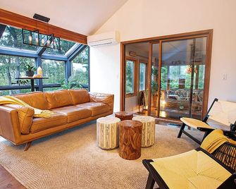 Cape Cod Villa pond front vacation home, retreat, spa, venue, film location - Harwich - Living room