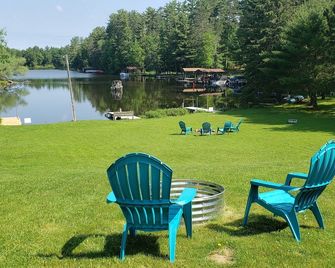 Clean cottage on the Eagle River Chain, dock, firewood, edge of town - Eagle River - Patio
