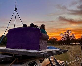 Cute, Lakeside Glamping Bell Tent + Amenities, Wheatland, California - Grass Valley