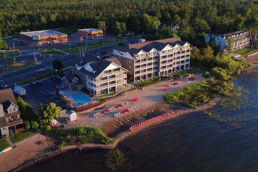 Cherry Tree Inn & Suites - Traverse City - Gebäude