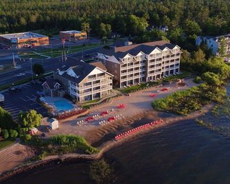 Cherry Tree Inn & Suites - Traverse City - Gebäude