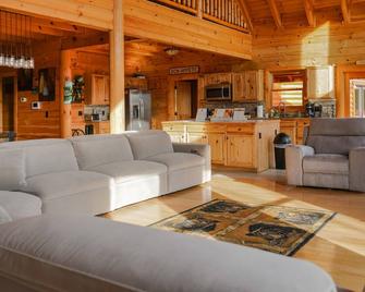 20%off June Stays at Mountaintop Cabin for 16 - Dobson - Living room