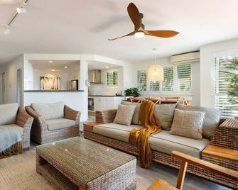 Apartment 3 Surfside - Byron Bay - Living room
