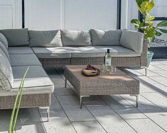 Bright and airy home with enclosed pool, hammock, and open-concept interior - Fort Myers - Βεράντα