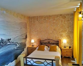 Queen Serenity Hotel - Redon - Schlafzimmer