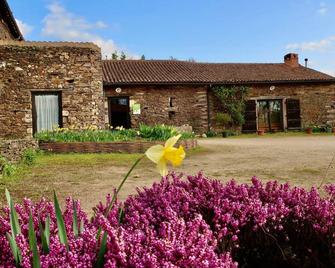 Gîte écoresponsable avec 4 chambres, terrasse et activités, proche LPO, chauffage au sol - FR-1-426-486 - La Tardière - Edificio