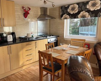 Self-catering 3 bedroom chalet 5 miles from Glasgow city centre! - Stepps - Cocina