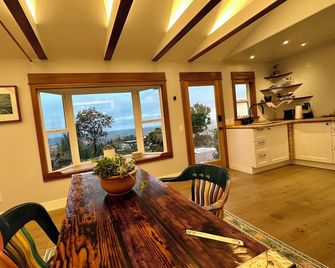 Hilltop 360° ocean to mountain view, pool, spa, orchard, lush gardens Sanctuary - Fallbrook - Dining room