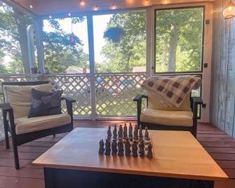 Caladan Cottage lake house - East Hampton - Living room