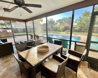 Dream Vacation Home w Heated Pool Close to Beaches Clearwater St Pete Quiet with Big Backyard - Seminole - Restaurant